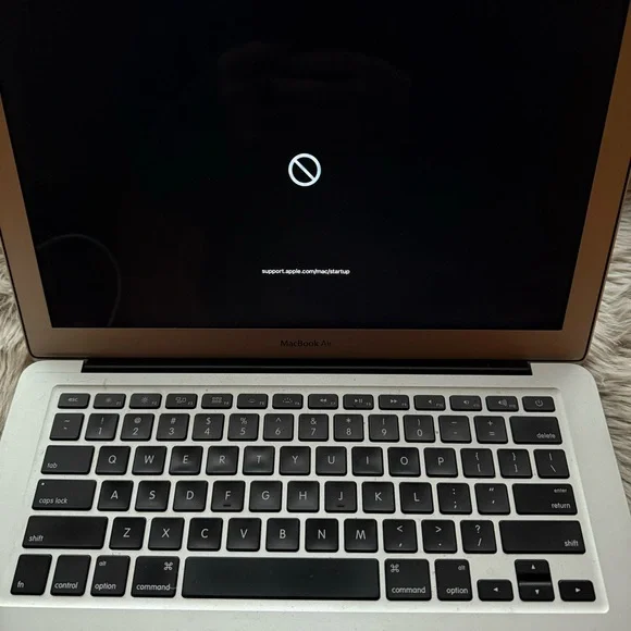 Macbook *Read Description* - Picture 7 of 8